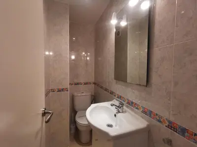 Un baño de Apartamento en Platja d'Aro: A/C, Parking, a 2 Pasos de la Playa, 3 Hab, Terraza. - ES-209-12