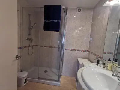 Un baño de Apartamento en Platja d'Aro: A/C, Parking, a 2 Pasos de la Playa, 3 Hab, Terraza. - ES-209-12