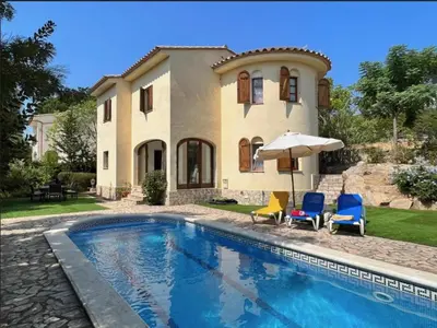 Piscina en o cerca de Villa mediterránea con piscina, jardín privado y 3 hab., cerca de la playa en la Costa Brava - ES-209-56
