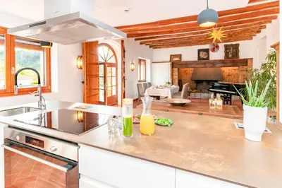 Una cocina o zona de cocina en El Huerto - Großzügiges Appartment in Katalanischer Masia