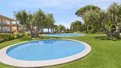 Piscina en o cerca de Illa 76