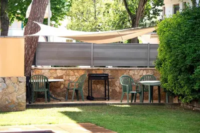 Jardín al aire libre en Espacioso ático con piscina en S'Agaró