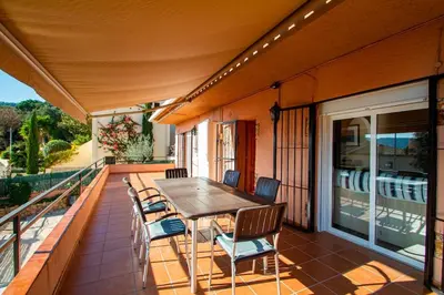 Plano de Preciosa villa con piscina