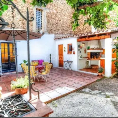 Casa con jardín y barbacoa