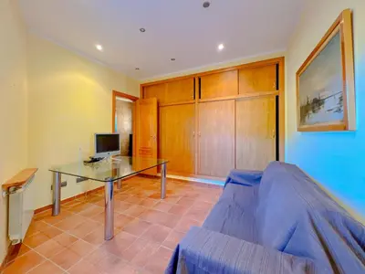 Una televisión o centro de entretenimiento en Holiday Home in Palamós near the Beach