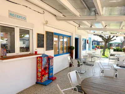 Un restaurante o sitio para comer en Camping Costa Dorada