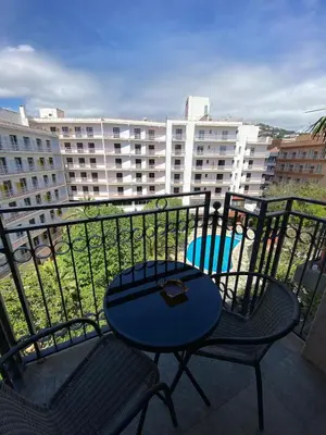 Un balcón o terraza de Ikebana Suite - Modern Apartment with Parking & Swimming Pool
