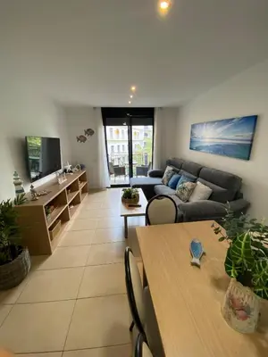 Una televisión o centro de entretenimiento en Ikigai Suite - 6p Modern Apartment with Parking & Swimming Pool