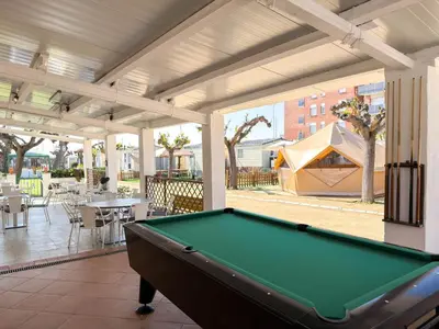 Mesa de billar en Camping Costa Dorada Tienda Lua