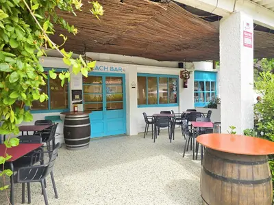 Un restaurante o sitio para comer en Bungalow in Canet de Mar near Scenic Beach