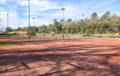 Instalaciones para jugar a tenis o squash en 2 Bedroom Nice Home In Puig Ventos o alrededores