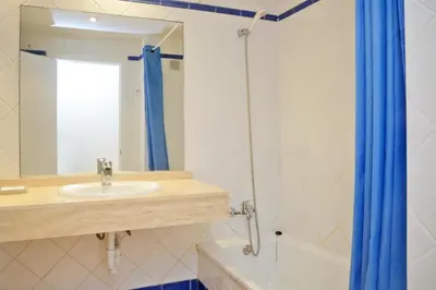 Un baño de 3 Bedroom Duplex, 30m to the beach, Tamariu, Costa Brava