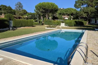Piscina en o cerca de Las flores 3b