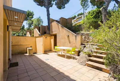 Jardín al aire libre en Luxury Villa in front of the beach POPETA