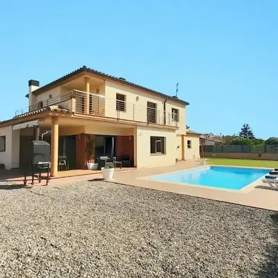 Villa Mediterránea con Cinco Dormitorios y Piscina