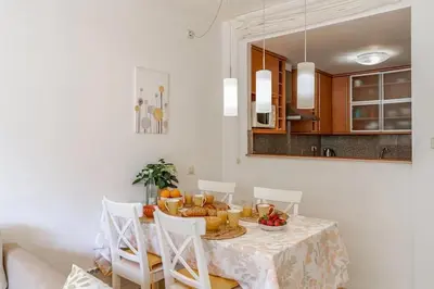 Una cocina o zona de cocina en Pretty garden apartment next to a charming beach